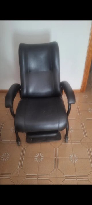 Butaca reclinable de cuero y metal