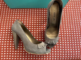 Tacones grises peep toe con flecos
