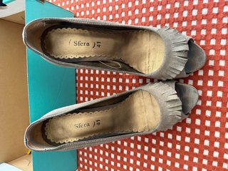 Tacones grises peep toe con flecos