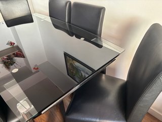 Mesa comedor cristal y 6 sillas negras
