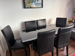 Mesa comedor cristal y 6 sillas negras