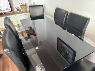 Mesa comedor cristal y 6 sillas negras