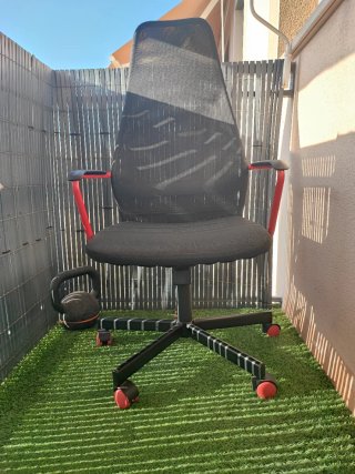 Silla de escritorio negra y roja