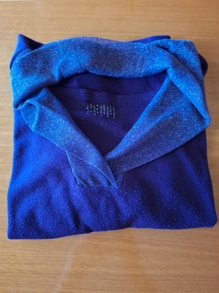 Jersey azul con cuello brillante