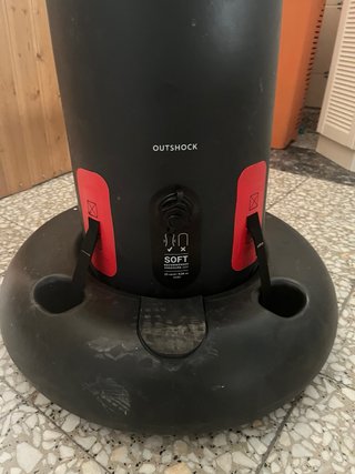 Saco de boxeo hinchable negro portátil.