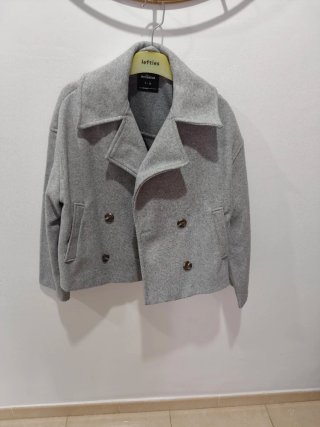 Abrigo corto Lefties gris talla S,da tallaje M