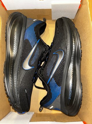 Zapatillas Nike Vomero 18 Negras y Azules talla 42