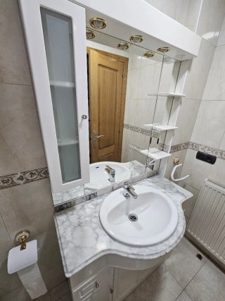 Mueble de baño con lavabo de mármol