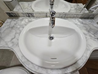 Mueble de baño con lavabo de mármol