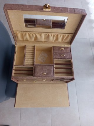 Joyero Beige con Asa y Cierre Dorado