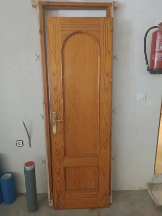 Puerta de madera maciza apertura izquierda