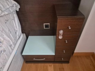 Cómoda de 4 cajones y mesitas