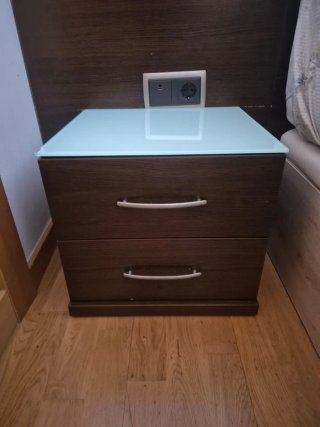 Cómoda de 4 cajones y mesitas
