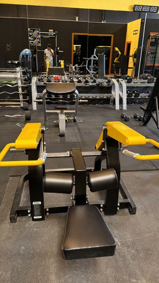 Máquina de gimnasio para hombros