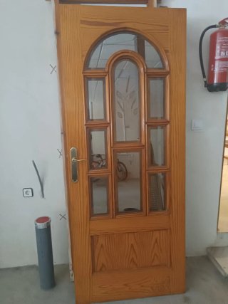 Puerta madera maciza acristalada biselada