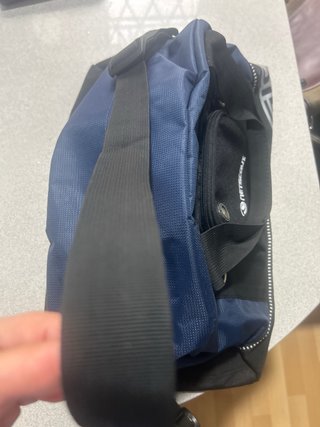 Mochila azul y negra