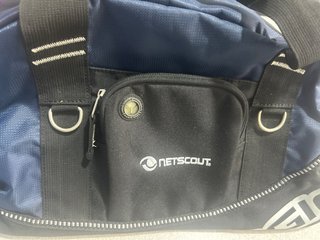 Mochila azul y negra