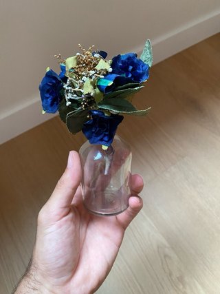 Planta artificial azul con jarrón