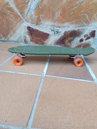 Skate verde ruedas naranjas
