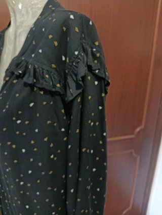 Camicia nera con volant e fantasia