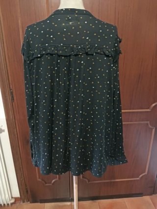 Camicia nera con volant e fantasia