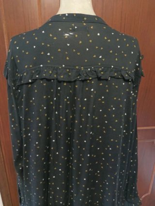 Camicia nera con volant e fantasia