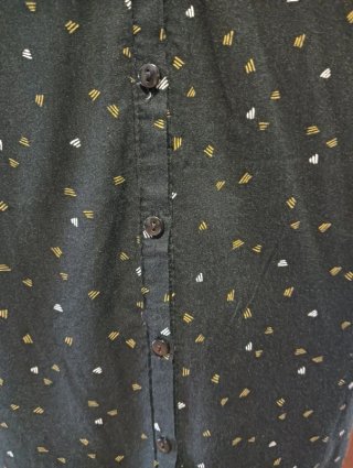 Camicia nera con volant e fantasia