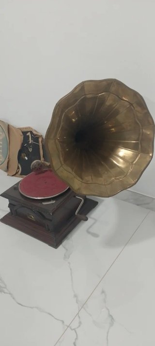 Gramola antigua con disco de vinilo