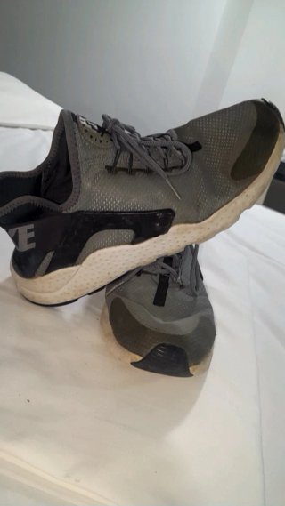 Zapatillas deportivas Nike grises y negras