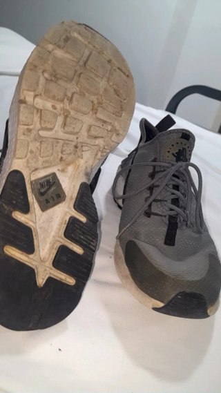 Zapatillas deportivas Nike grises y negras