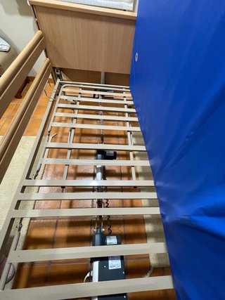 Cama geriátrica articulada con barandillas