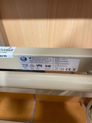 Cama geriátrica articulada con barandillas