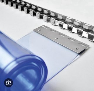 Rollo de cortina de lamas de PVC flexible.
