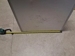 Maletín plateado con asa y cierres
