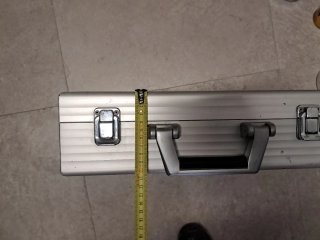 Maletín plateado con asa y cierres