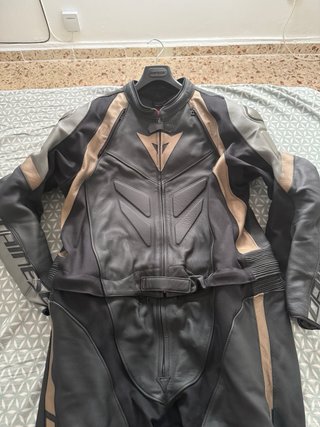 Mono Dainese Cuero Negro y Gris