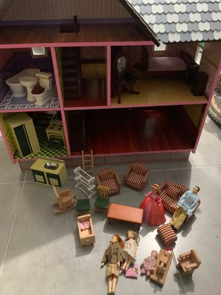 Casa de muñecas rosa con accesorios