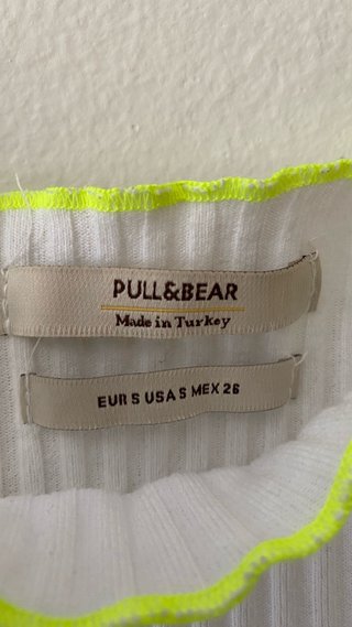 Camiseta Pull&Bear blanca con ribete verde claro