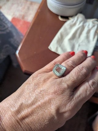 Anillo de plata con piedra cuadrada