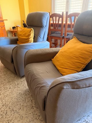 2 Sillones de Madera con Reposapiés