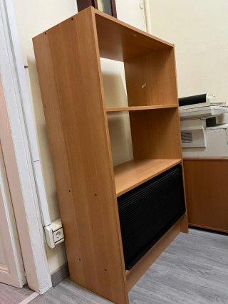 Estantería con puerta corredera