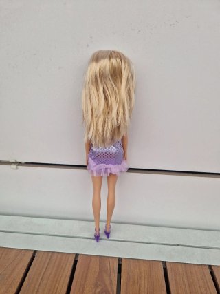 Muñeca Barbie con vestido morado