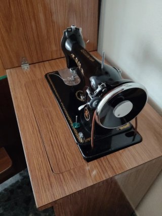 Máquina de coser antigua Alfa
