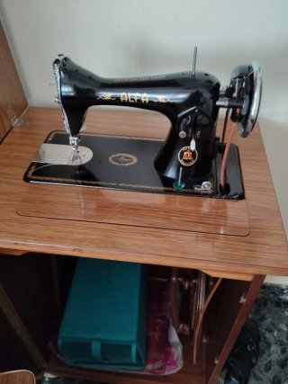 Máquina de coser antigua Alfa