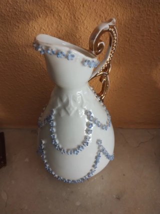 Jarra de porcelana antigua decorada