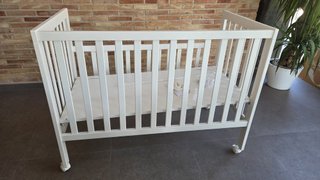 Cuna de bebé blanca con ruedas