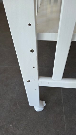 Cuna de bebé blanca con ruedas