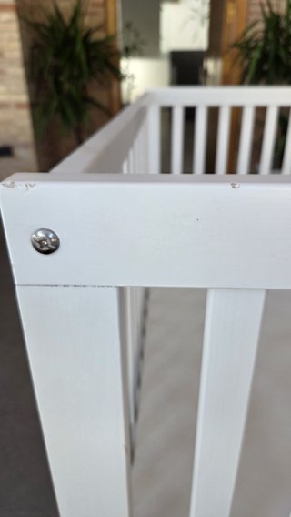 Cuna de bebé blanca con ruedas