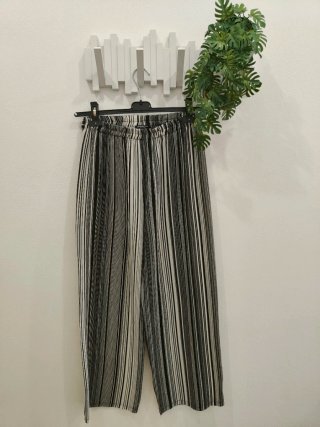 Pantaloni estivi a righe bianche e nere