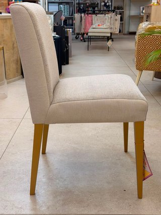 Silla tapizada gris patas doradas